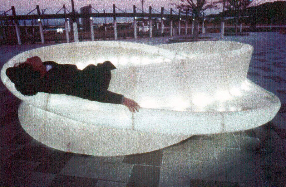 08 Vito Acconci Mobius Bench